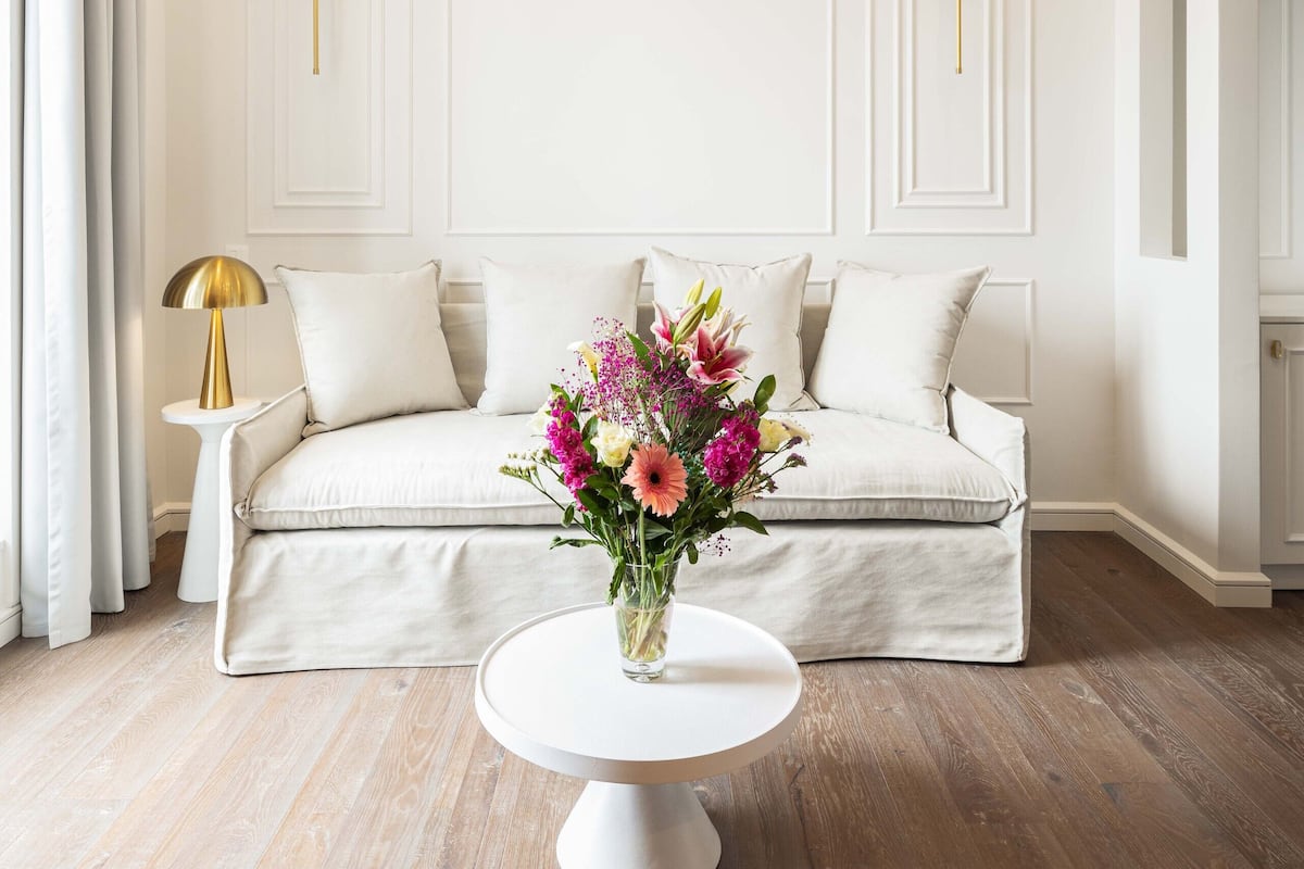 suite (master) | living area | flat-screen tv