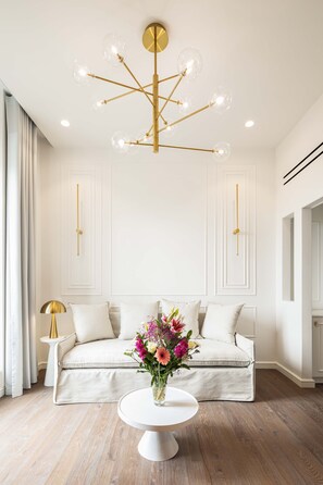 Suite (Master) | Living area | Flat-screen TV - Bella Venezia (Corfu)