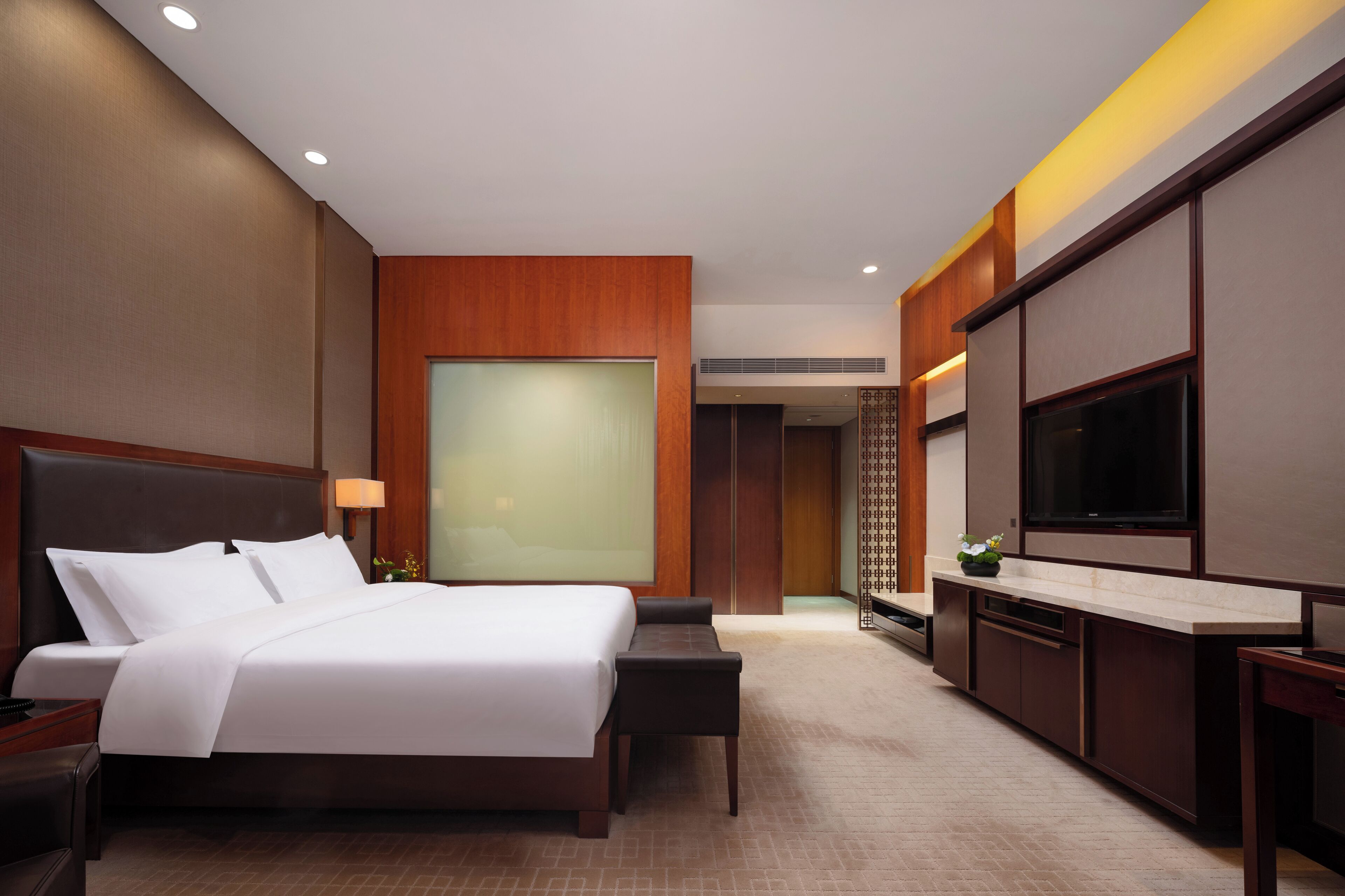 deluxe room | minibar, in-room safe, blackout curtains, soundproofing