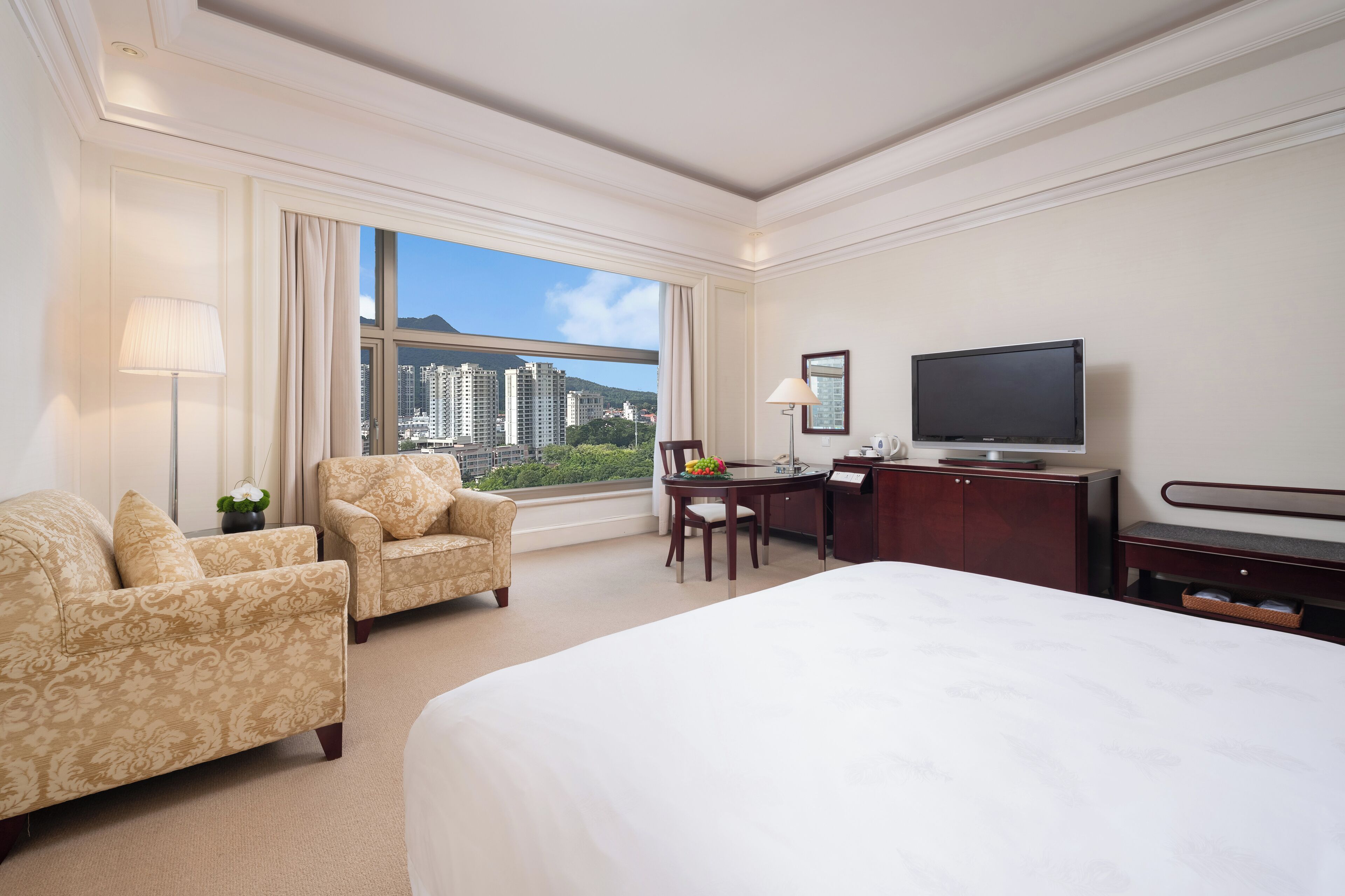 executive double room, 1 king bed | minibar, in-room safe, blackout curtains, soundproofing