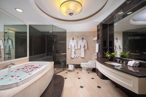 Executive suite | Badkamer | Een douche, een haardroger, pantoffels, handdoeken