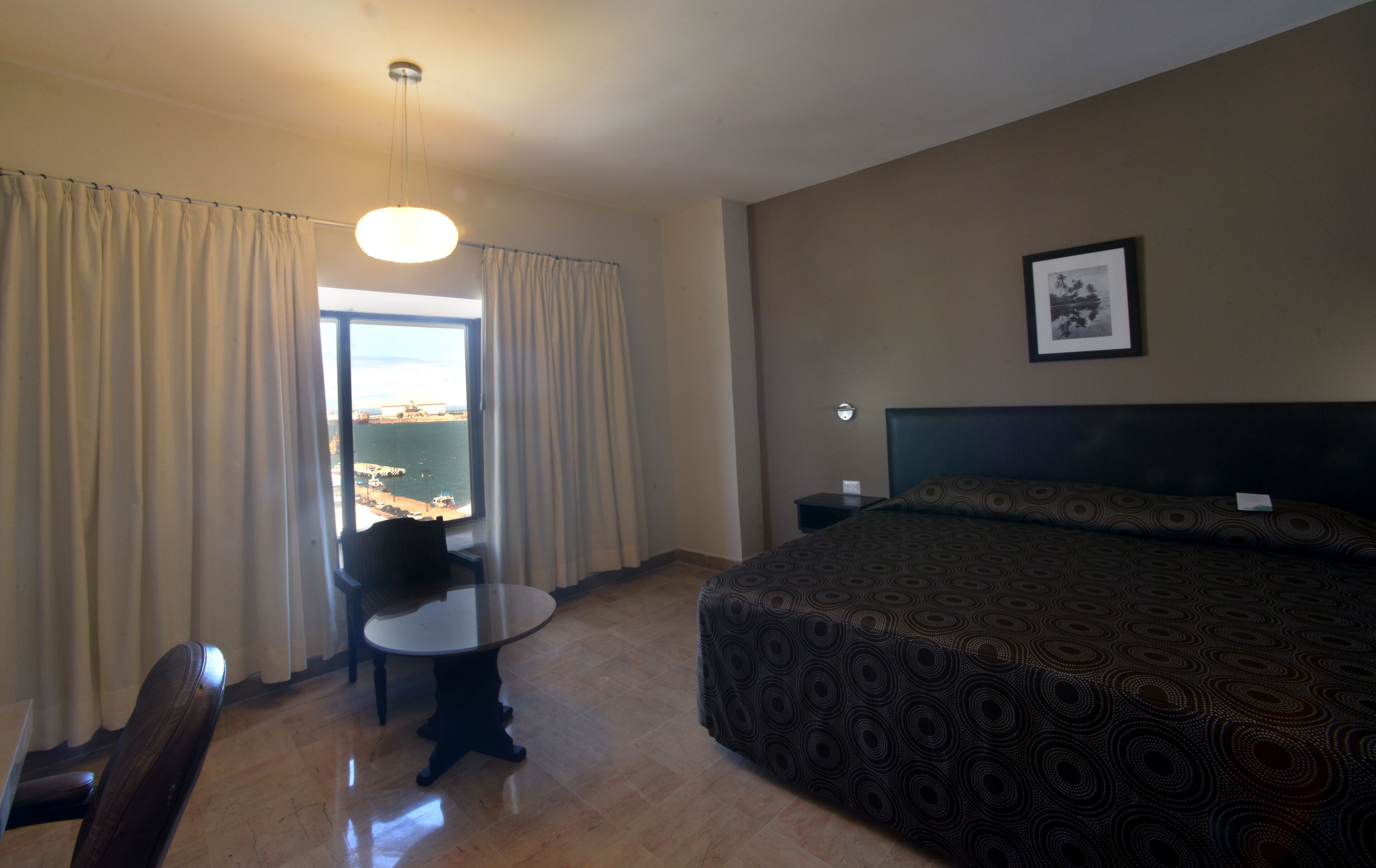 Habitación superior, 1 cama King size | Escritorio, cortinas blackout y tabla de planchar con plancha 