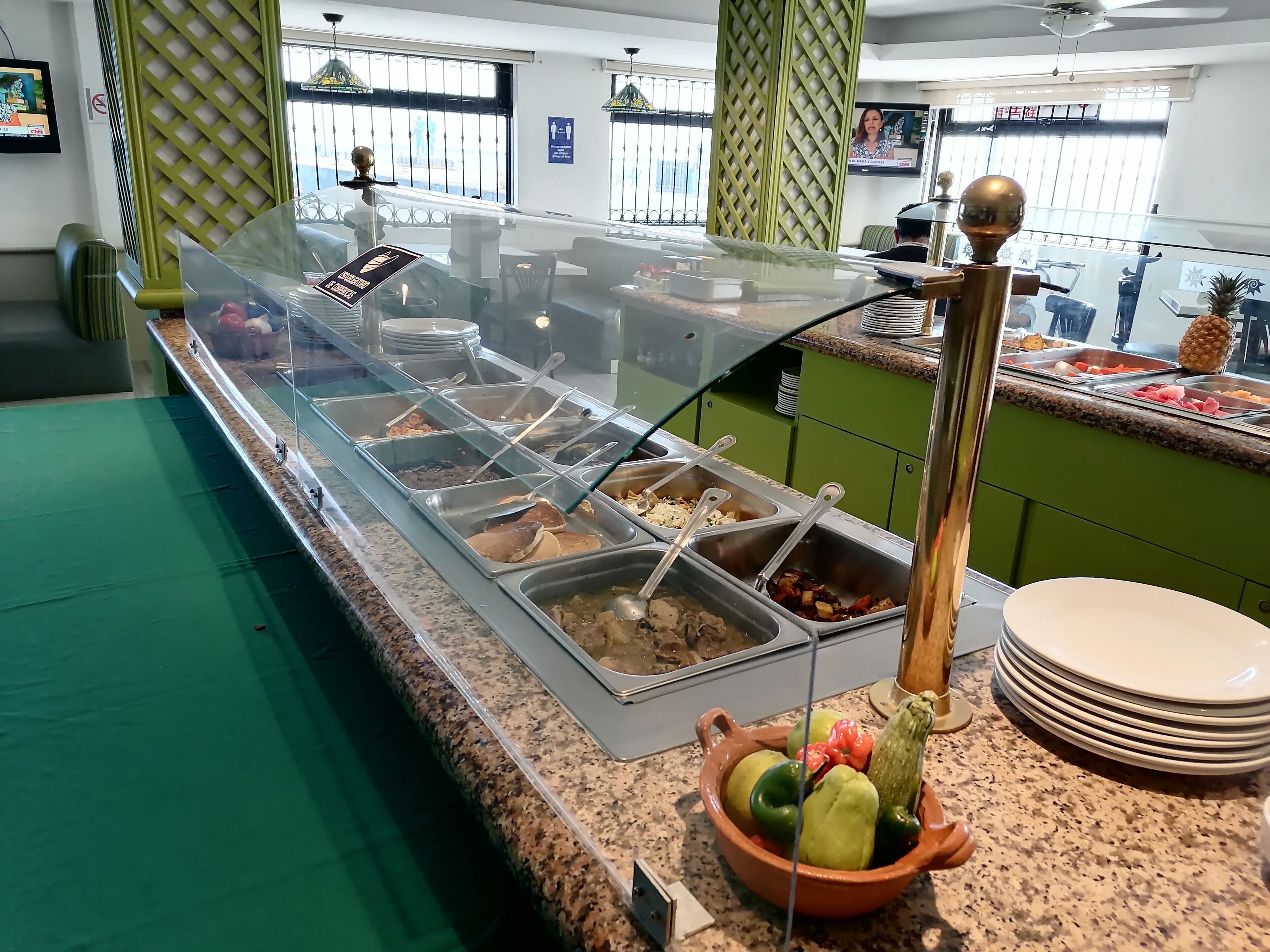 供应早餐、午餐和晚餐