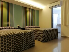 Economy dubbelrum - 2 dubbelsängar | Skrivbord, mörkläggningsgardiner, strykjärn/strykbräda och gratis wi-fi