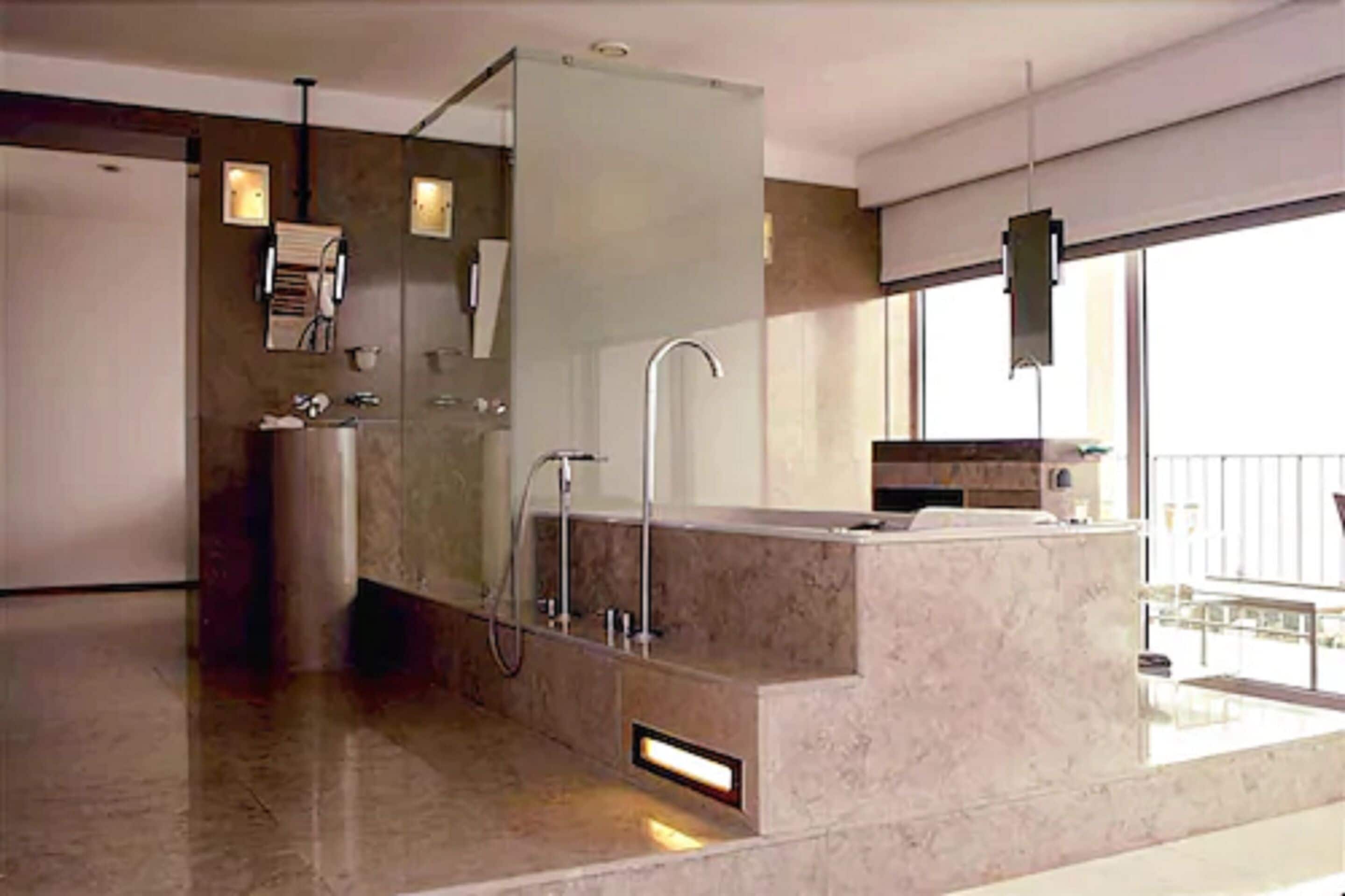 Un baño moderno con una bañera grande, una zona de ducha separada y un lavamanos con espejo.