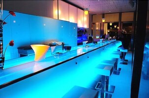 2 bars/lounges