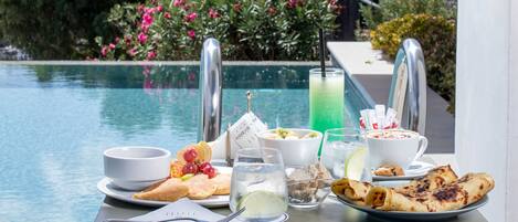 Petit déjeuner préparé à la commande compris