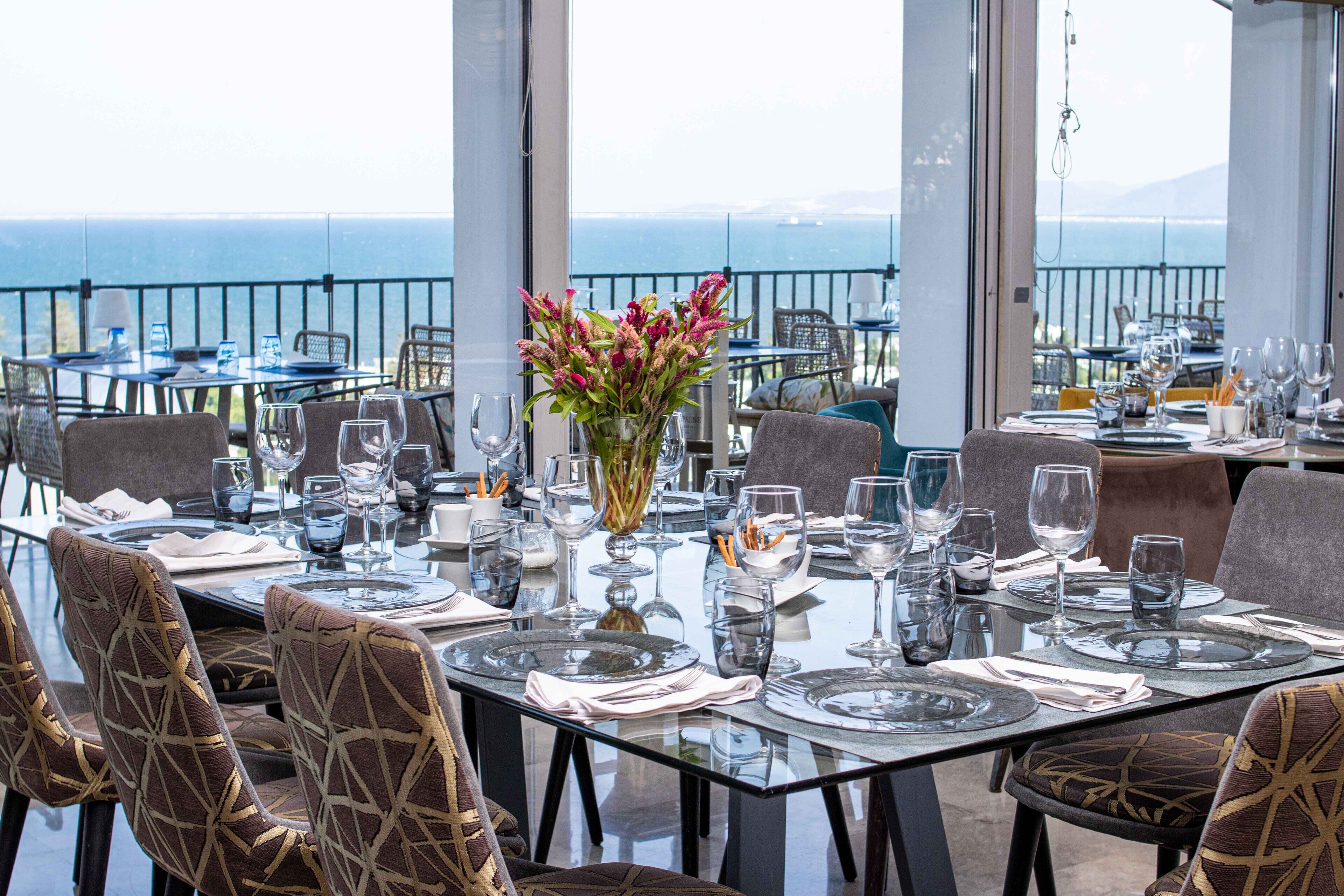 供应午餐和晚餐，国际美食