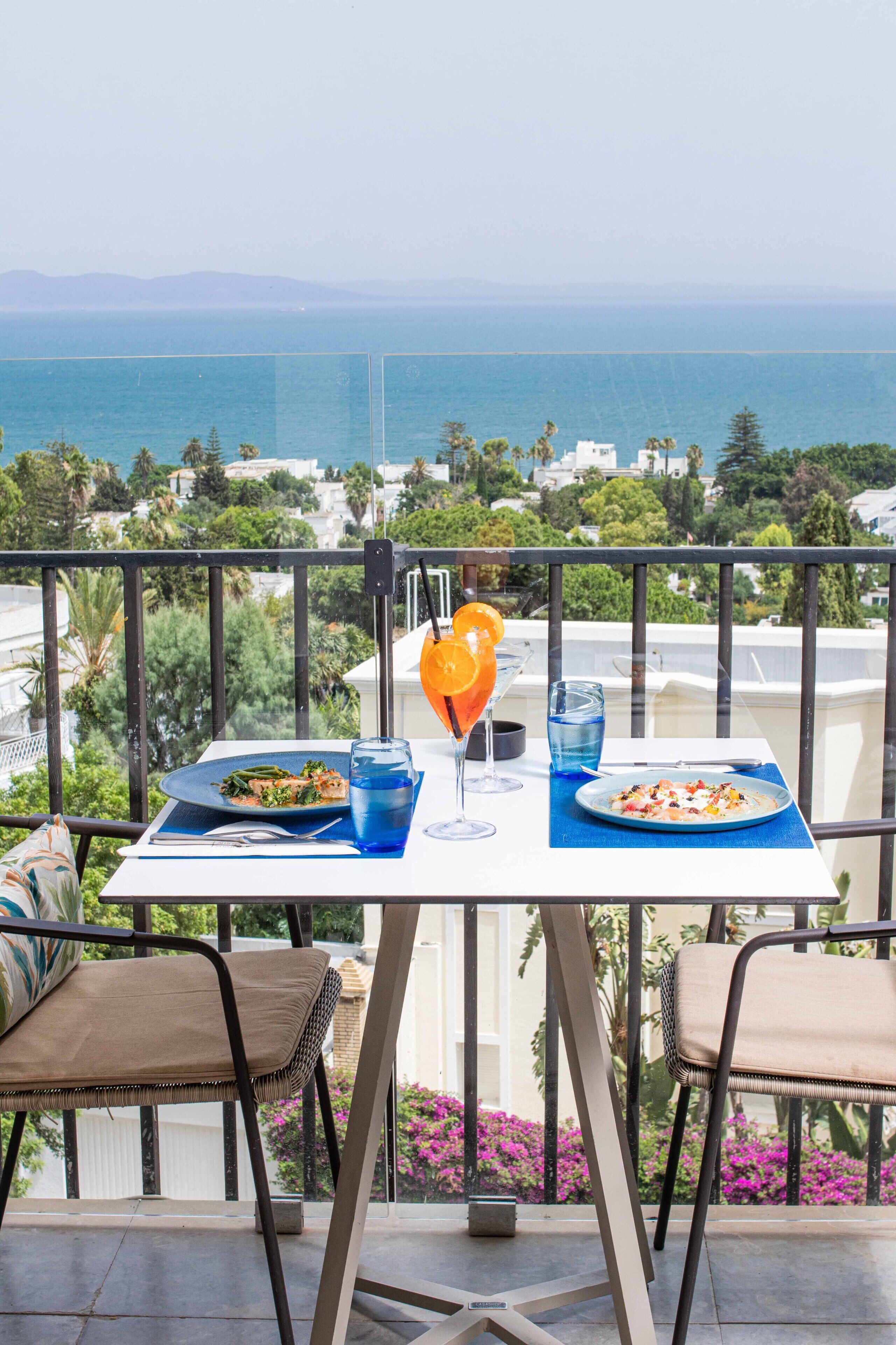 供应午餐和晚餐，国际美食