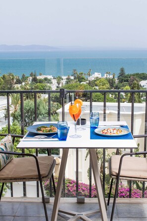 Se sirven almuerzos y cenas, cocina internacional