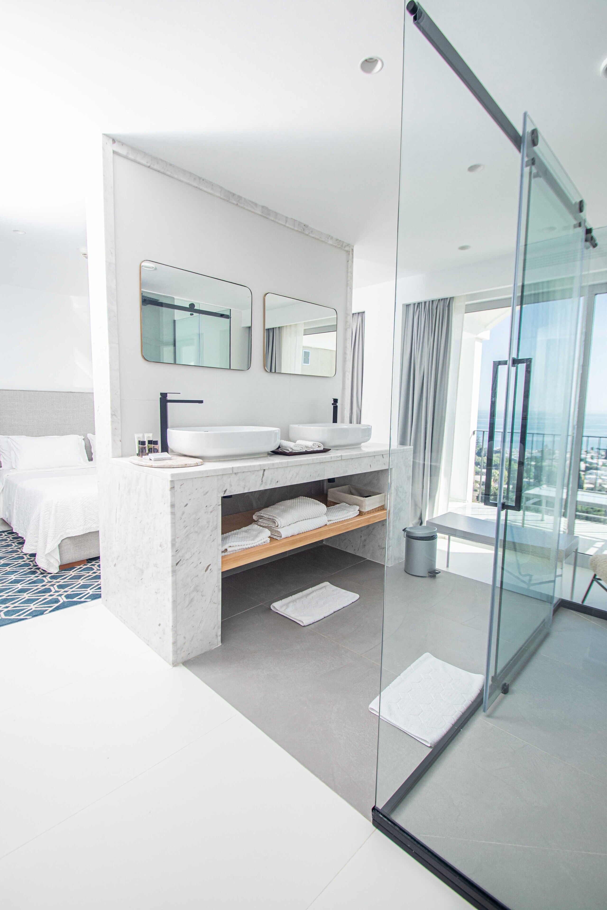 ห้องดีลักซ์สวีท, เตียงควีนไซส์ 1 เตียง, ปลอดบุหรี่, วิวทะเล | ห้องน้ำ | ของใช้ในห้องน้ำฟรี, ไดร์เป่าผม, เสื้อคลุมอาบน้ำ, รองเท้าสวมภายในห้อง