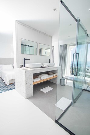 ห้องดีลักซ์สวีท, เตียงควีนไซส์ 1 เตียง, ปลอดบุหรี่, วิวทะเล | ห้องน้ำ | ของใช้ในห้องน้ำฟรี, ไดร์เป่าผม, เสื้อคลุมอาบน้ำ, รองเท้าสวมภายในห้อง