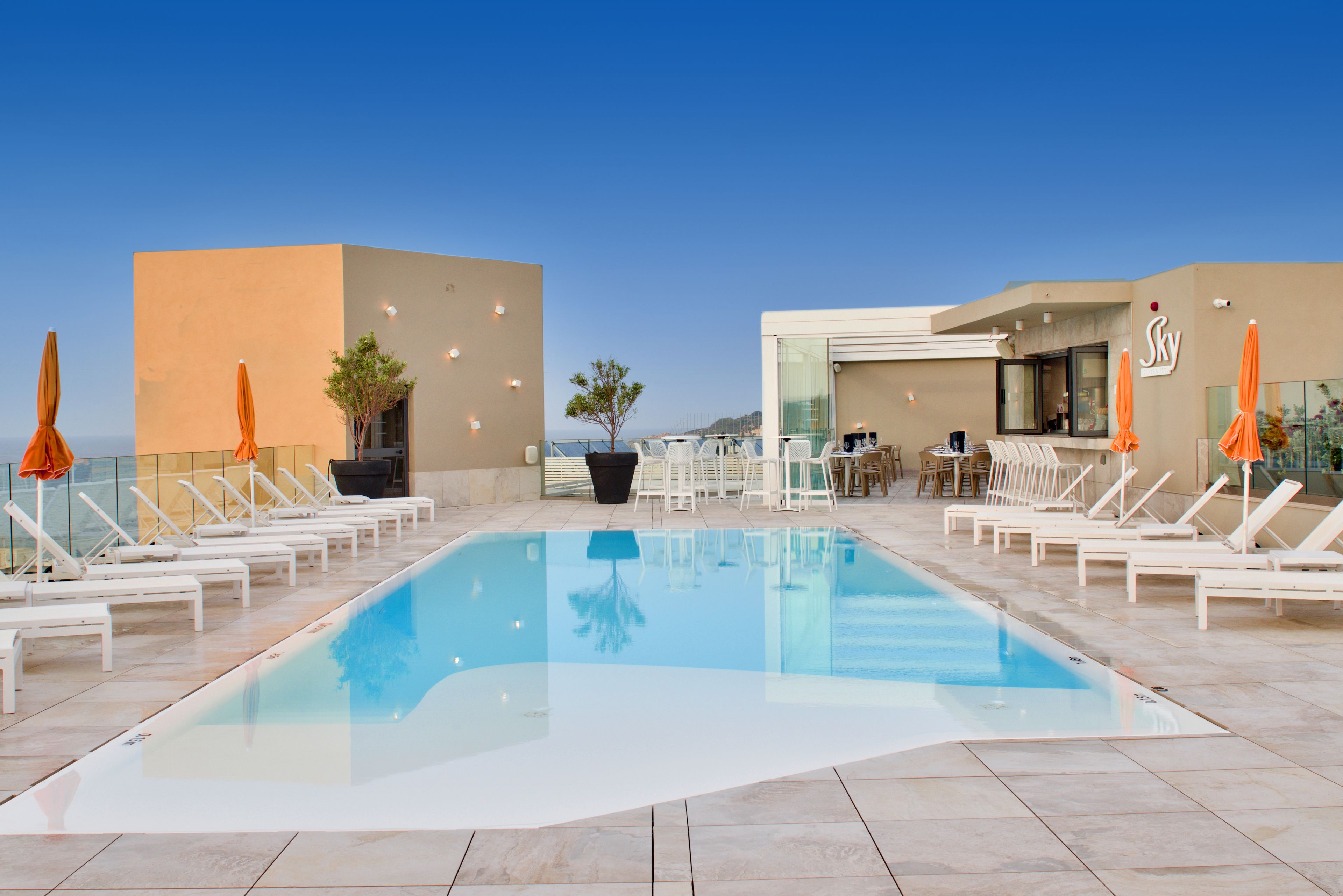 室内游泳池，2 室外游泳池，收费帐篷屋，池畔遮阳伞