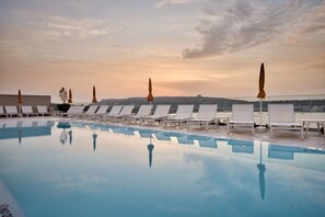 Innenpool, 2 Außenpools, Cabañas (gegen Gebühr), Sonnenschirme