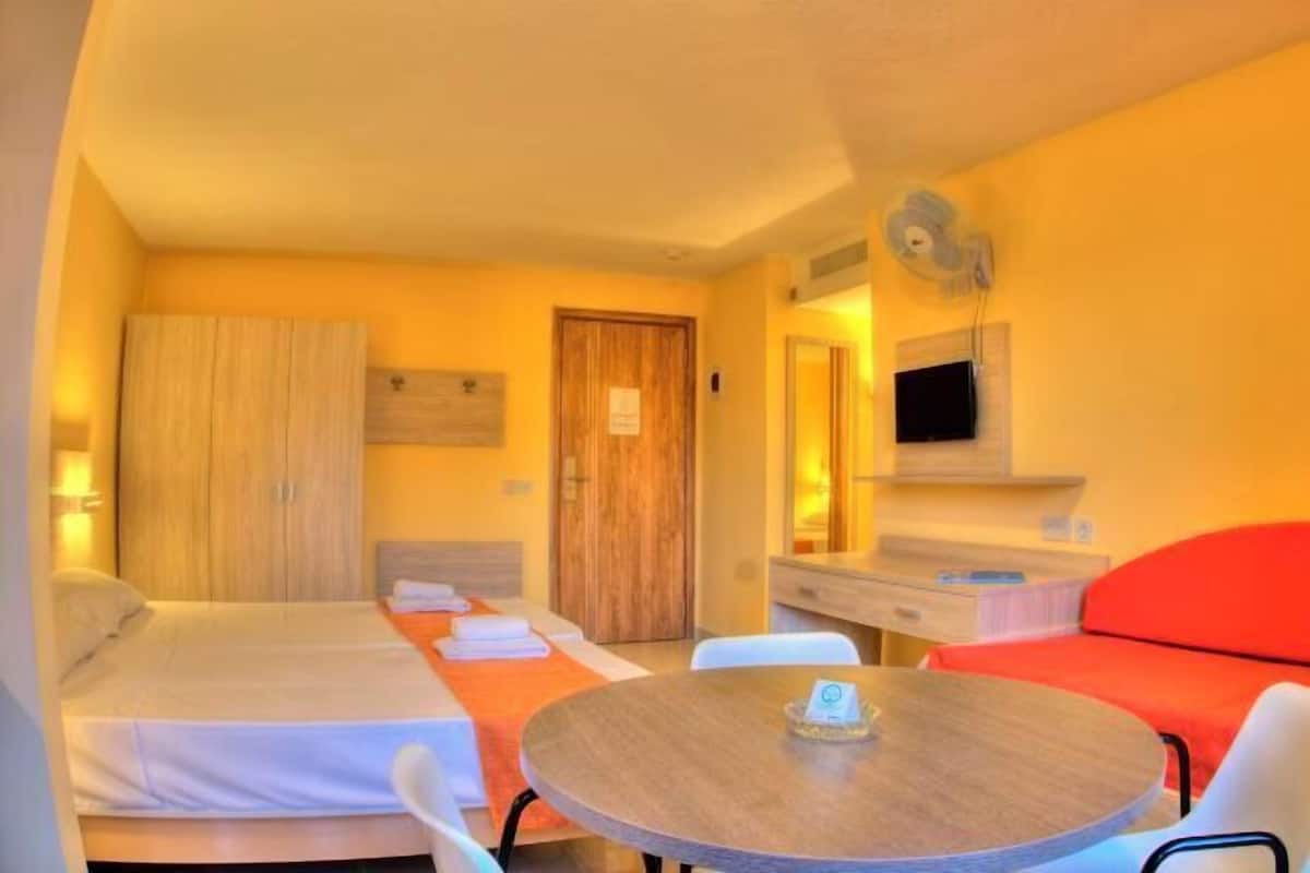 2 chambres, coffres-forts dans les chambres, bureau