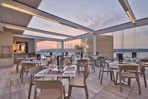 2 restaurants, breakfast served