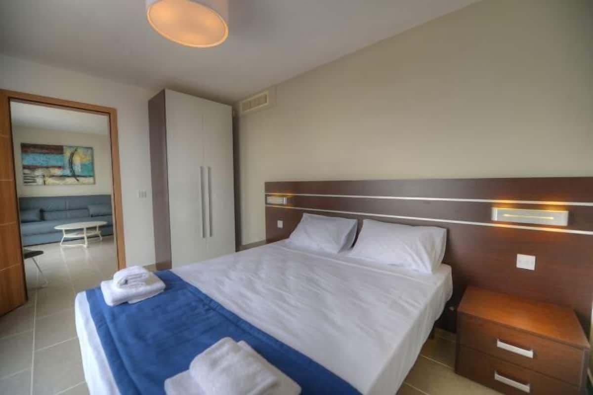 2 chambres, coffres-forts dans les chambres, bureau