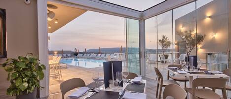 2 restaurants, breakfast served