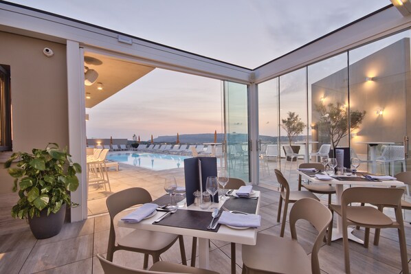 2 restaurants, breakfast served