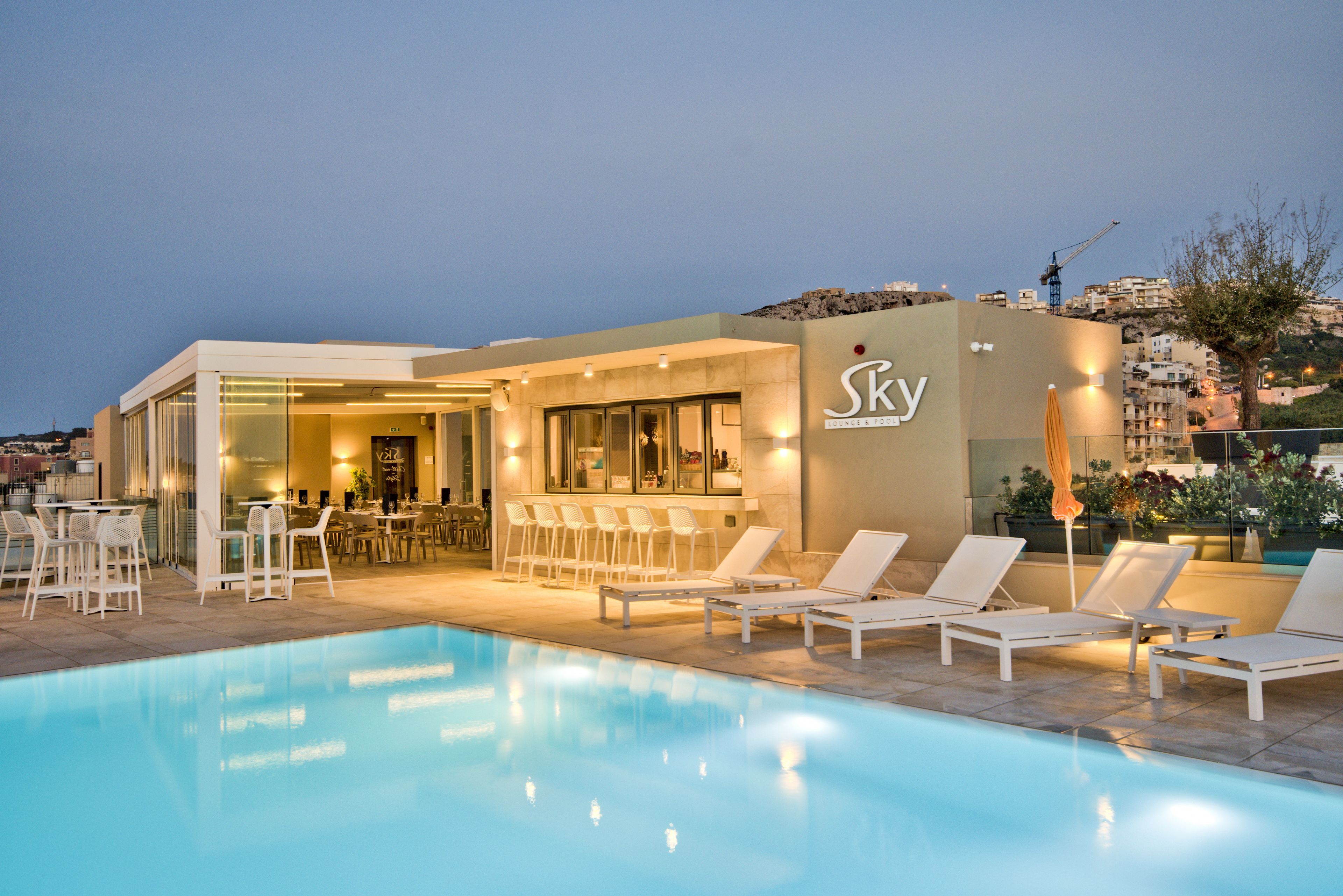 2 restaurants, breakfast served