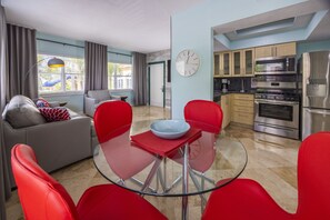 Superior Suite, 1 King Bed, Kitchen, City View | In-room dining