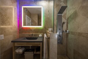 Superior Suite, 1 King Bed, Kitchen, City View | Bathroom