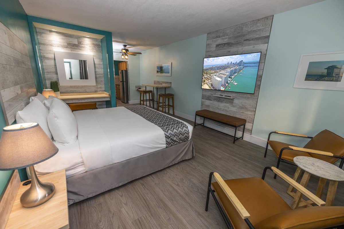 Junior suite, 1 kingsize bed | Luxe beddengoed, pillowtop-bedden, een kluis op de kamer
