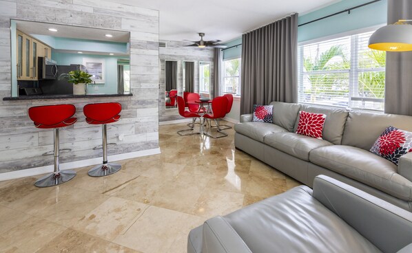 Superior Suite, 1 King Bed, Kitchen, City View | Living area