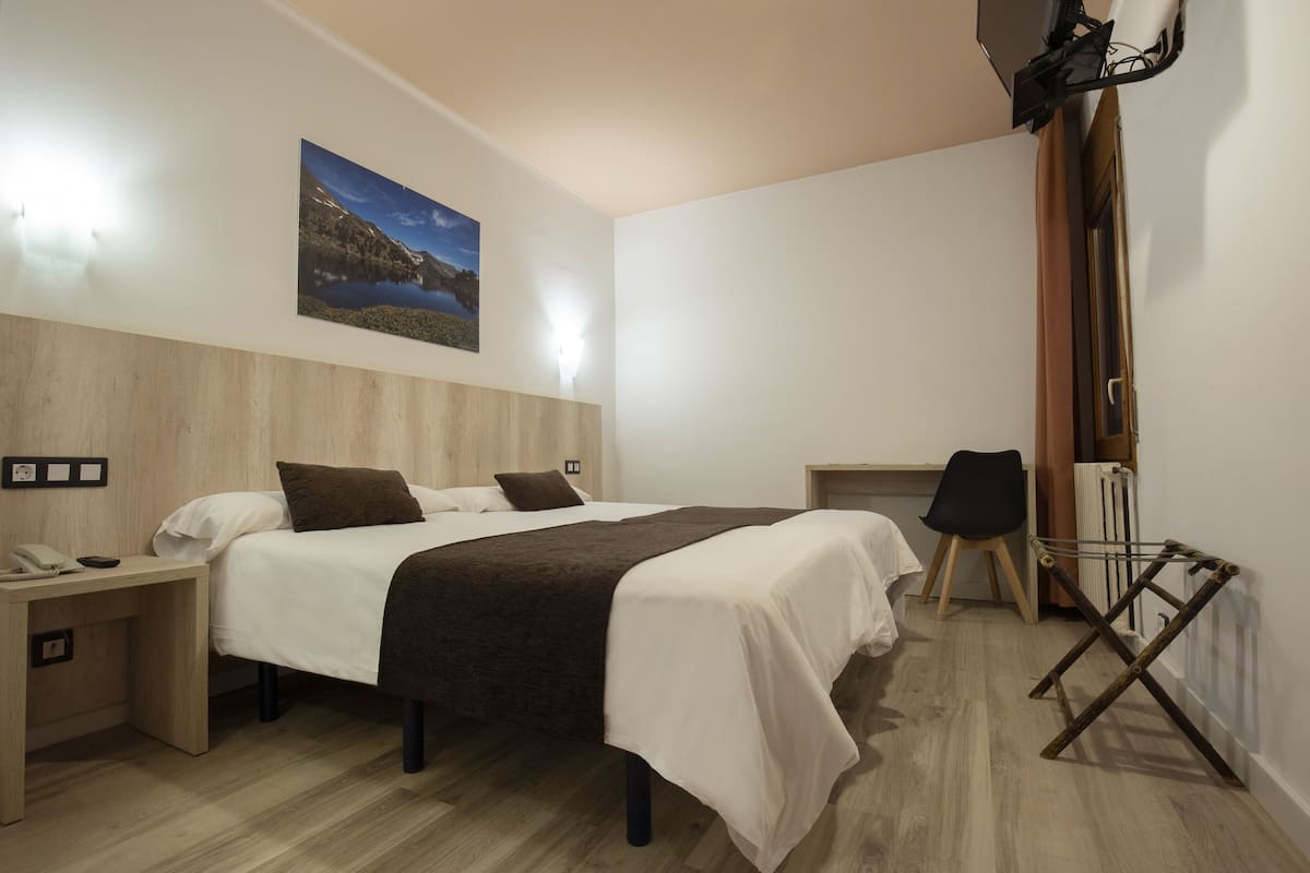 Een kluis op de kamer, een bureau, een laptopwerkplek, gratis babybedden