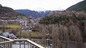 A mountainous town with buildings, a river, and snow-capped mountains in the background. - Hotel Marco Polo by Nexta (La Massana)