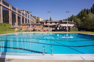 Piscina externa sazonal, guarda-sóis, espreguiçadeiras