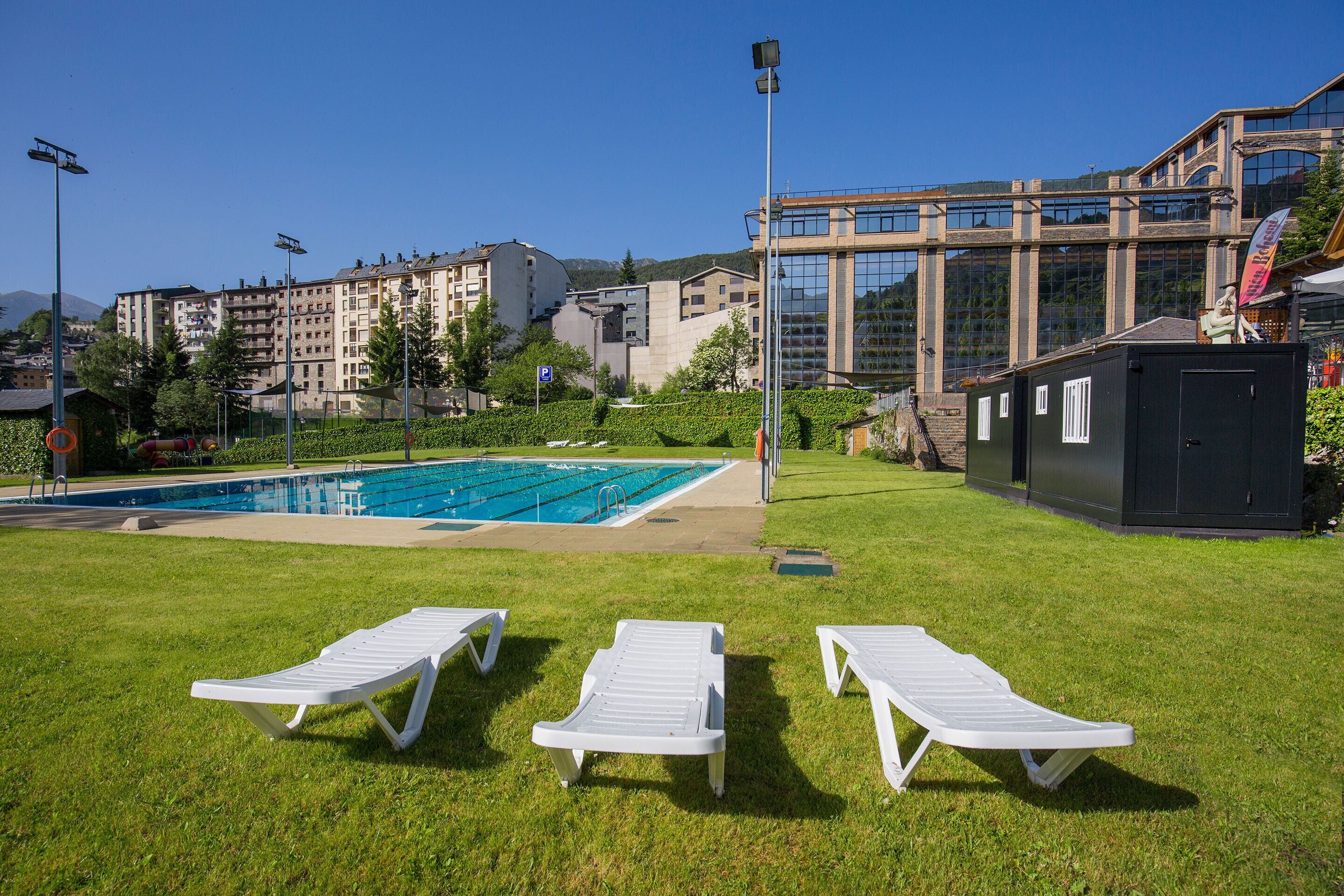 Sesongbasert utendørsbasseng, bassengparasoller og solsenger