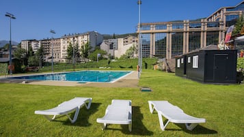 Sesongbasert utendørsbasseng, bassengparasoller og solsenger