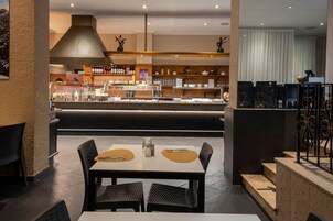Desayuno buffet diario (EUR 12 por persona)