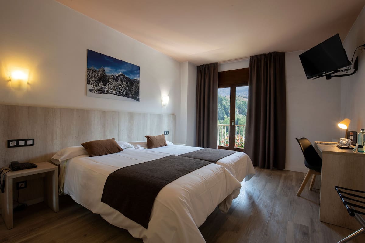 Een kluis op de kamer, een bureau, een laptopwerkplek, gratis babybedden