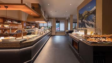Desayuno buffet (EUR 10.50 por persona)