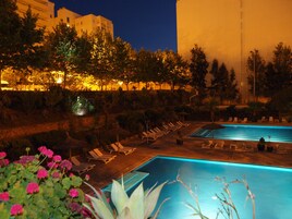 2 室外游泳池，09:00 至 20:00 开放，池畔遮阳伞，日光浴躺椅