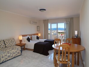 Studio | Pimennysverhot, äänieristys, silitysrauta/-lauta, ilmaiset vauvansängyt