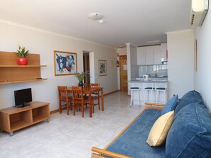 Apartment, 1 Bedroom | Living room | 24-inch LCD TV with satellite channels, TV, books - Apartamentos Jardins da Rocha (Portimão)