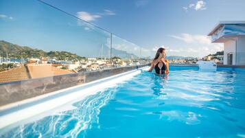 Hồ bơi ngoài trời phục vụ theo mùa