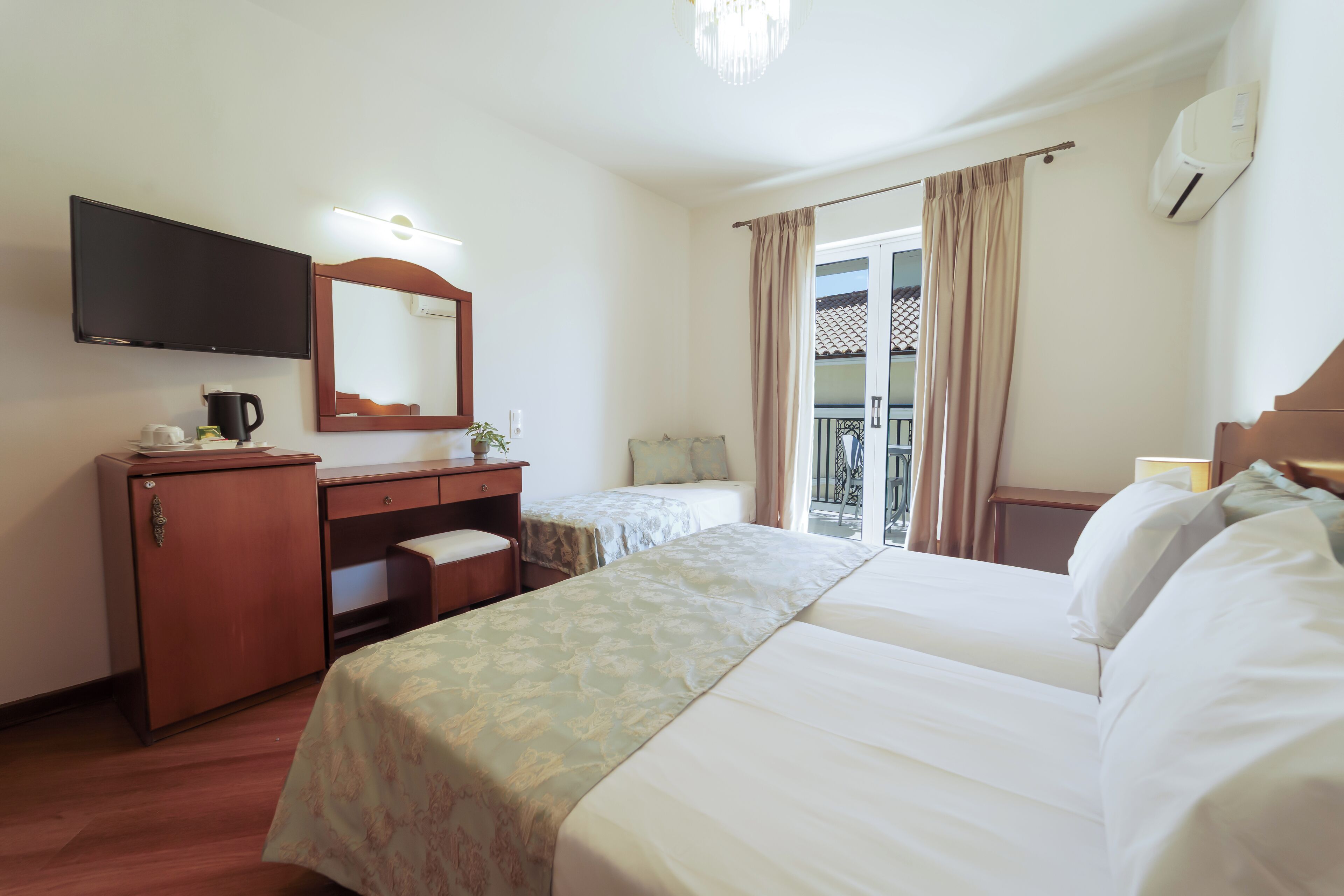 Habitación triple Confort | Camas con pillow-top, minibar y caja de seguridad en la habitación 