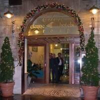 L'ingresso del gruppo Eden Hotels, caratterizzato da una facciata in pietra e un arco decorativo con addobbi natalizi.