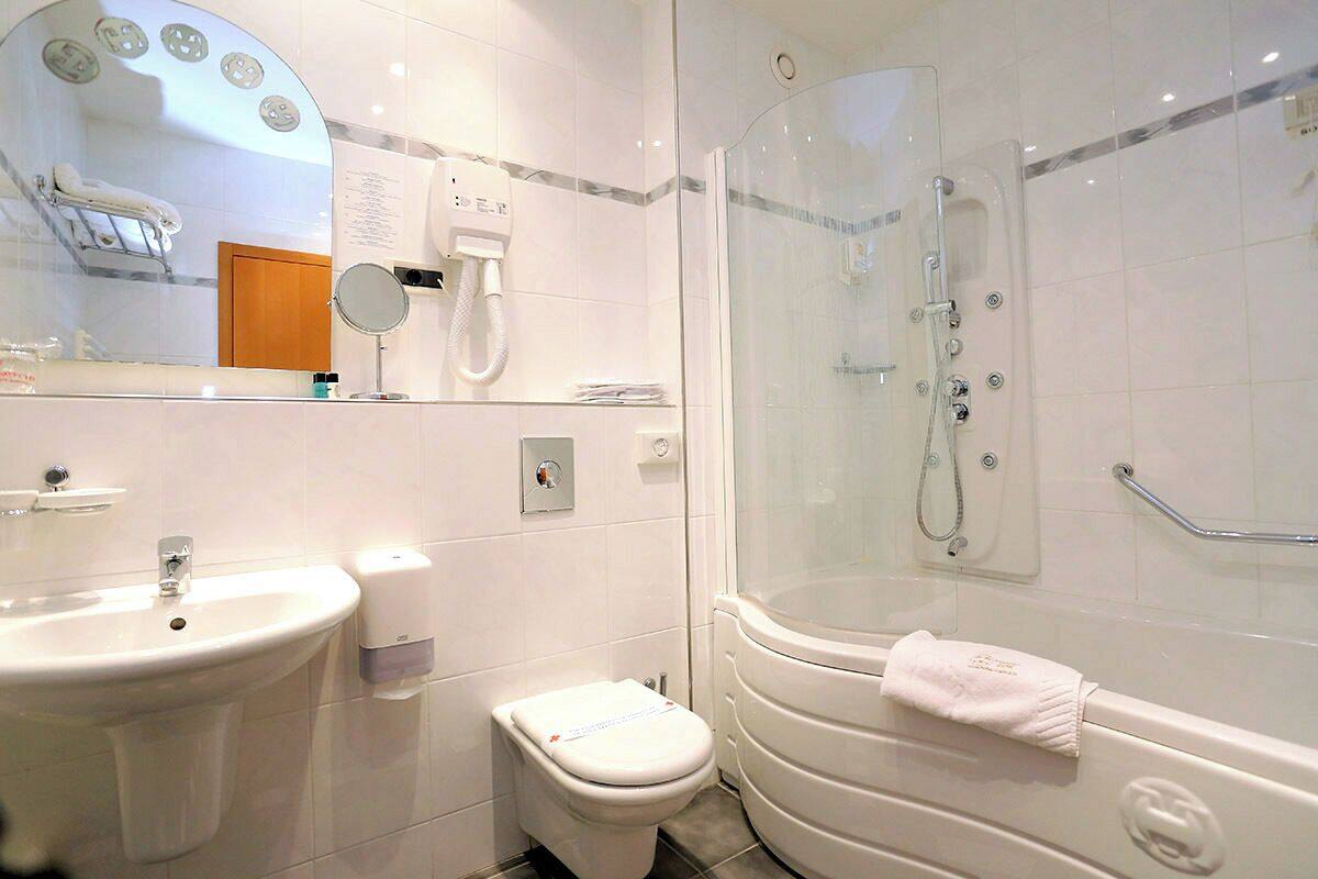 combined shower/bathtub, hair dryer, towels, soap