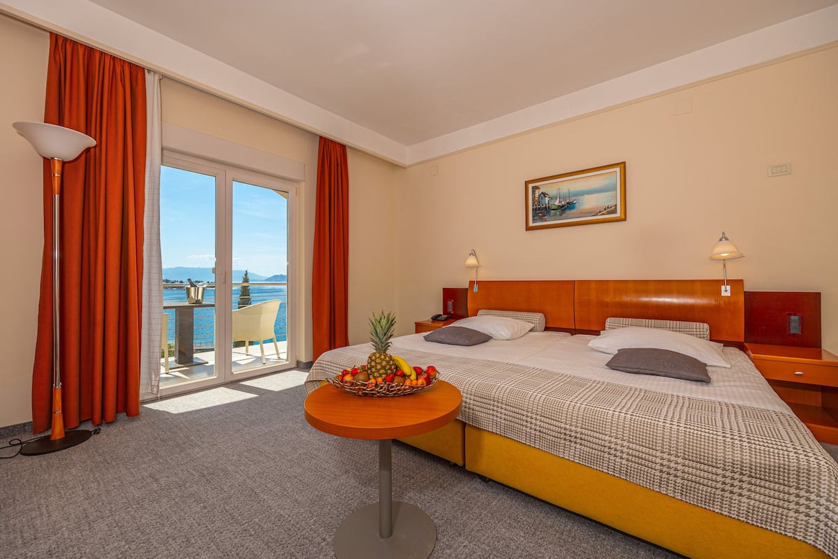Doppel- oder Zweibettzimmer, Balkon, eingeschränkter Meerblick | 1 Schlafzimmer, Zimmersafe, Schreibtisch, Verdunkelungsvorhänge