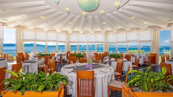 Petit-déjeuner, déjeuner et dîner servis sur place, vue sur la mer