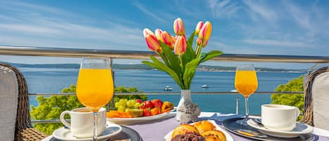 Petit déjeuner, déjeuner et dßner servis sur place, vue sur la mer