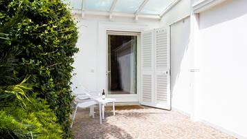 Quarto casal luxo, 1 cama de casal, no jardim | Terraço/pátio