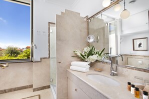 Suite junior (with Jacuzzi) | Baño | Secadora de cabello, pantuflas, bidet, toallas 