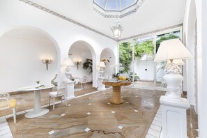 Frukostbuffé varje dag (EUR 15 per person)