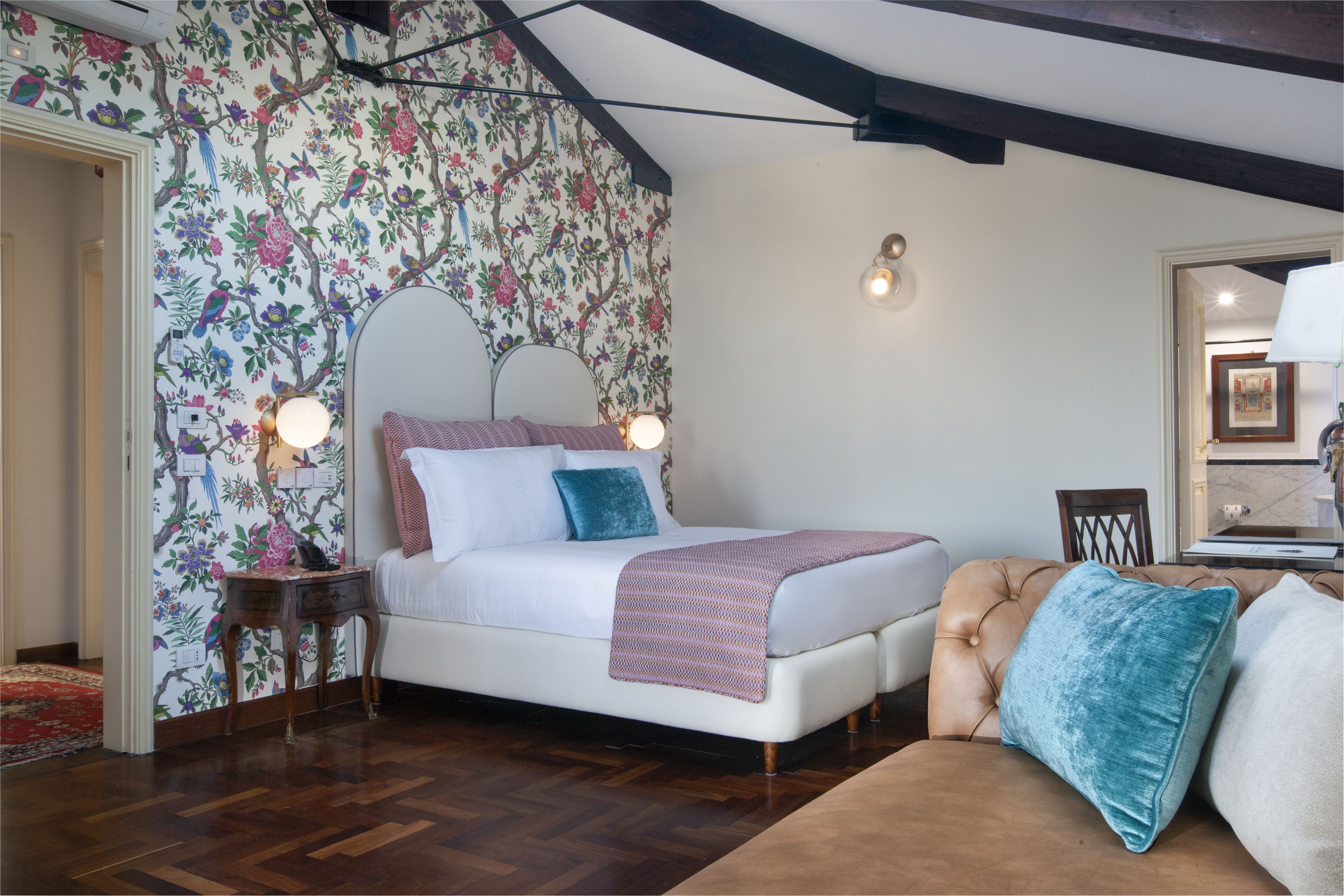Una camera da letto con un letto, un comodino e una sedia.